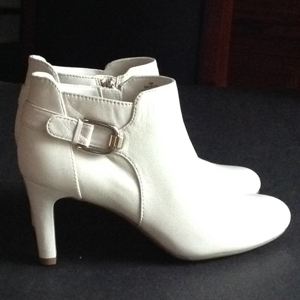 ⭕️ Bandolino - Ivory Leather 'Layita' Ankle Bootie